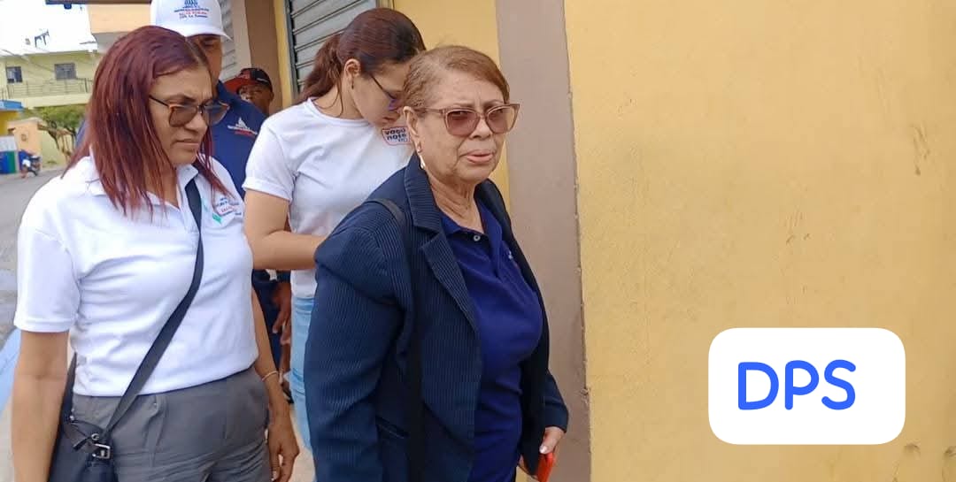 Directora Provincial de Salud y gobernadora visitan vivienda de mujer con cáncer cerebral en La Romana