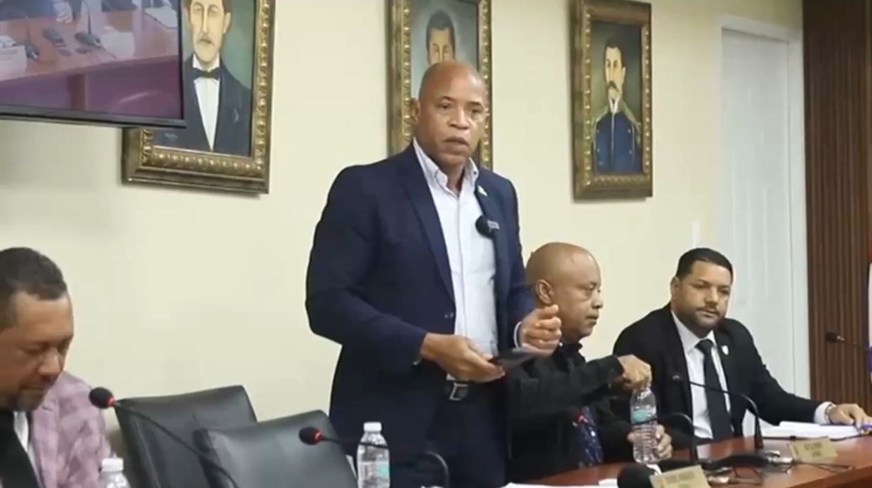Regidor Henry Berihuete propone declarar en urgencia la recogida de desechos en Santo Domingo Norte