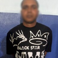 Policia apresa hombre con 50 porciones de drogas durante operativo preventivo en el centro de la ciudad