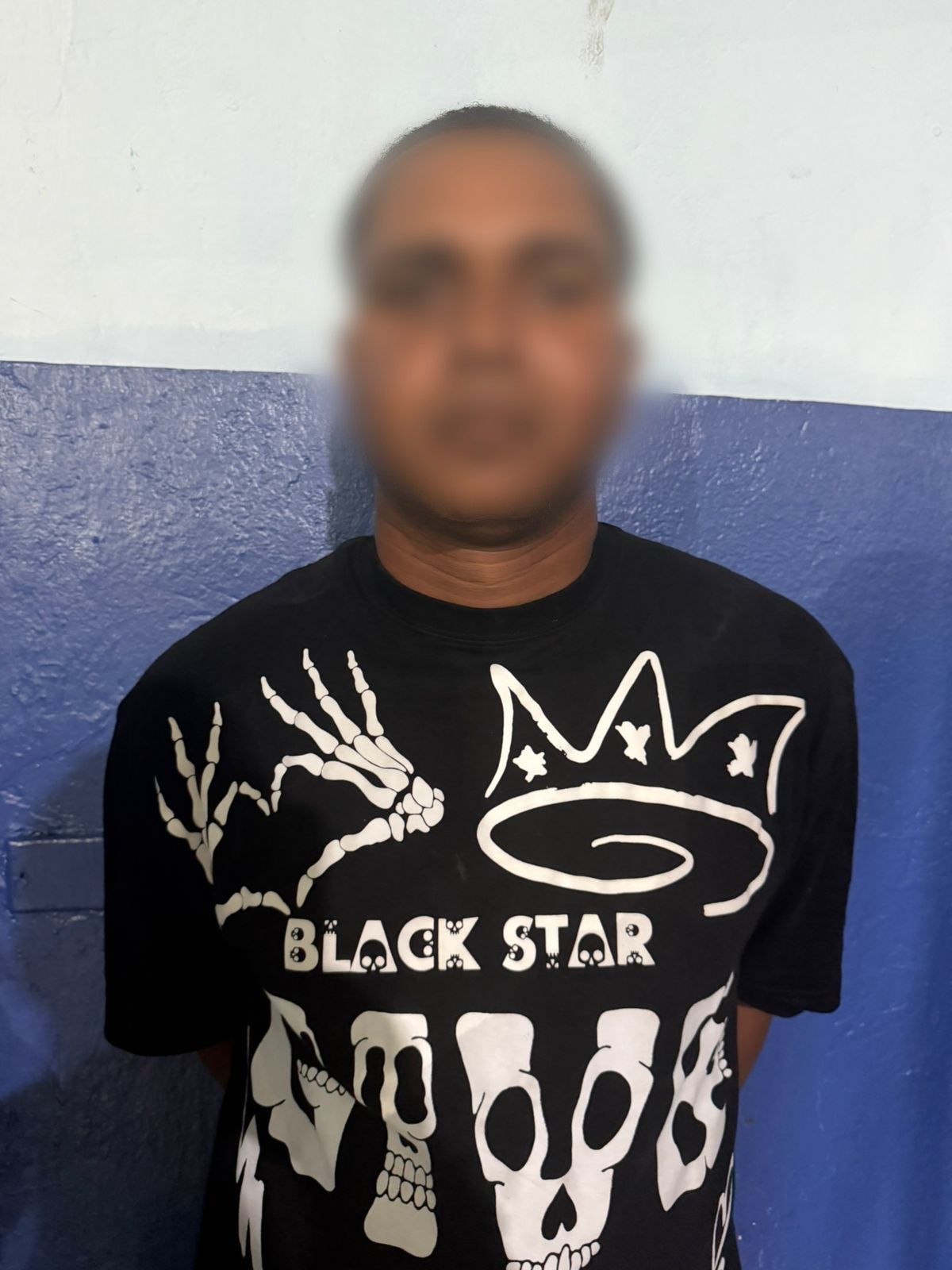 Policia apresa hombre con 50 porciones de drogas durante operativo preventivo en el centro de la ciudad