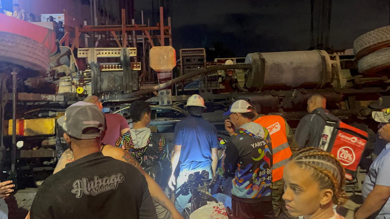 Rescatan con vida a operador de grúa atrapado tras aparatoso accidente en Los Jardines Metropolitanos de Santiago