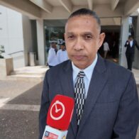 San Francisco de Macorís declara tres días de duelo por muerte del empresario Héctor José Rizek Nombrarán una calle en su honor Santo Domingo. — El municipio de San Francisco de Macorís se encuentra de luto tras el fallecimiento del destacado empresario Héctor José Rizek, figura clave en el desarrollo agroindustrial y educativo de la región Nordeste. El alcalde Alex Díaz Paulino anunció la declaratoria de tres días de duelo municipal, que se extenderán desde el lunes hasta el miércoles, como muestra de respeto y reconocimiento a su legado. Durante este período, la bandera nacional y la municipal ondearán a media asta en todas las instituciones públicas. Díaz Paulino destacó que la ciudad pierde a “un gran propulsor del cacao y un hombre con visión estratégica”, al resaltar el impacto de Rizek en el posicionamiento de la República Dominicana como líder mundial en la producción de cacao orgánico. El ejecutivo municipal también subrayó el carácter altruista y solidario del empresario, así como su compromiso con la educación, recordando su rol como fundador de la Universidad Católica Nordestana. Como parte de los homenajes, el Ayuntamiento informó que una calle recientemente construida con fondos municipales llevará el nombre de Héctor José Rizek, en reconocimiento a sus aportes al desarrollo local. “Más que estar de luto, debemos reconocer la magnitud de su legado, un hombre que dejó herramientas, valores y una visión que hoy continúan dando frutos”, expresó el alcalde. Rizek murió el sábado 28 de marzo a los 95 años de edad, sus restos están siendo velados en la Funeraria Blandino de la Av. Abraham Lincoln en el Distrito Nacional y su sepultura será el domingo en el Cementerio Puerta del Cielo a las 9:00 de la mañana.