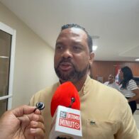 Alcalde de Las Terrenas destaca planificación del operativo Semana Santa 2026 Por: Estarlyn Carela El alcalde del municipio turístico de Las Terrenas resaltó la organización y planificación del operativo de seguridad con motivo de la Semana Santa 2026, asegurando que se implementarán medidas firmes para garantizar el orden y la tranquilidad durante el asueto. Entre las disposiciones anunciadas, se informó que los vehículos que presenten alteraciones en sus sistemas de sonido o emitan ruidos excesivos serán retenidos por las autoridades y devueltos a sus propietarios una vez finalice el período de Semana Santa. Asimismo, se estableció como primer punto estratégico de chequeo el peaje ubicado en El Catey, donde se realizarán inspecciones preventivas a los vehículos que se dirigen hacia el municipio. El ejecutivo municipal también destacó que más de 400 efectivos estarán desplegados exclusivamente en Las Terrenas, reforzando las labores de seguridad, prevención y asistencia a ciudadanos y visitantes. Con estas acciones, las autoridades buscan mantener el control, prevenir incidentes y garantizar una experiencia segura tanto para residentes como para turistas durante uno de los períodos más concurridos del año.