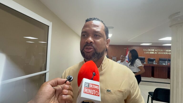 Alcalde de Las Terrenas destaca planificación del operativo Semana Santa 2026 Por: Estarlyn Carela El alcalde del municipio turístico de Las Terrenas resaltó la organización y planificación del operativo de seguridad con motivo de la Semana Santa 2026, asegurando que se implementarán medidas firmes para garantizar el orden y la tranquilidad durante el asueto. Entre las disposiciones anunciadas, se informó que los vehículos que presenten alteraciones en sus sistemas de sonido o emitan ruidos excesivos serán retenidos por las autoridades y devueltos a sus propietarios una vez finalice el período de Semana Santa. Asimismo, se estableció como primer punto estratégico de chequeo el peaje ubicado en El Catey, donde se realizarán inspecciones preventivas a los vehículos que se dirigen hacia el municipio. El ejecutivo municipal también destacó que más de 400 efectivos estarán desplegados exclusivamente en Las Terrenas, reforzando las labores de seguridad, prevención y asistencia a ciudadanos y visitantes. Con estas acciones, las autoridades buscan mantener el control, prevenir incidentes y garantizar una experiencia segura tanto para residentes como para turistas durante uno de los períodos más concurridos del año.