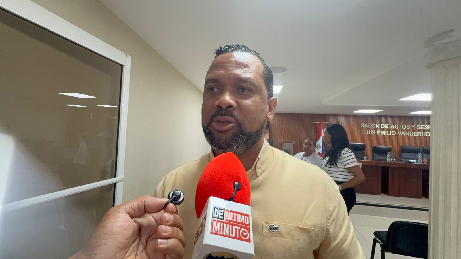Alcalde de Las Terrenas destaca planificación del operativo Semana Santa 2026 Por: Estarlyn Carela El alcalde del municipio turístico de Las Terrenas resaltó la organización y planificación del operativo de seguridad con motivo de la Semana Santa 2026, asegurando que se implementarán medidas firmes para garantizar el orden y la tranquilidad durante el asueto. Entre las disposiciones anunciadas, se informó que los vehículos que presenten alteraciones en sus sistemas de sonido o emitan ruidos excesivos serán retenidos por las autoridades y devueltos a sus propietarios una vez finalice el período de Semana Santa. Asimismo, se estableció como primer punto estratégico de chequeo el peaje ubicado en El Catey, donde se realizarán inspecciones preventivas a los vehículos que se dirigen hacia el municipio. El ejecutivo municipal también destacó que más de 400 efectivos estarán desplegados exclusivamente en Las Terrenas, reforzando las labores de seguridad, prevención y asistencia a ciudadanos y visitantes. Con estas acciones, las autoridades buscan mantener el control, prevenir incidentes y garantizar una experiencia segura tanto para residentes como para turistas durante uno de los períodos más concurridos del año.