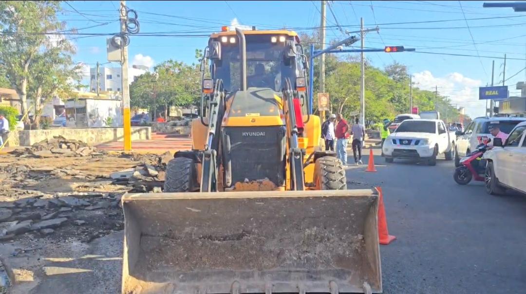 Alcalde Eduardo Kery Metivier anuncia intervención de badenes, imbornales y plan de asfaltado en La Romana