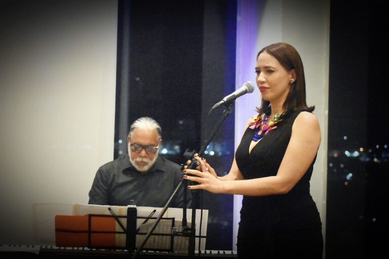 Sabrina Estepan triunfa con su viaje musical en 5 idiomas