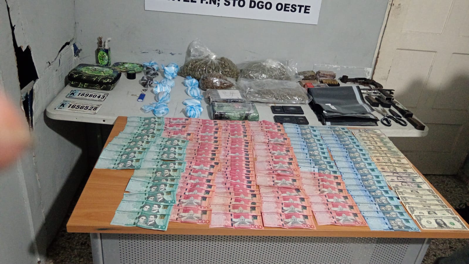 Dintel ocupa drogas, armas y dinero en allanamiento en Los Alcarrizos