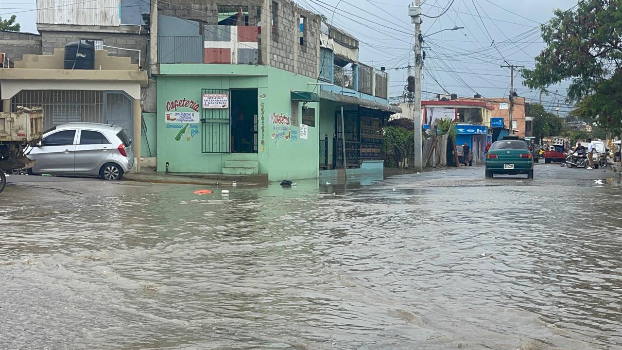 Fuertes lluvias inundan avenidas y sectores de Santiago