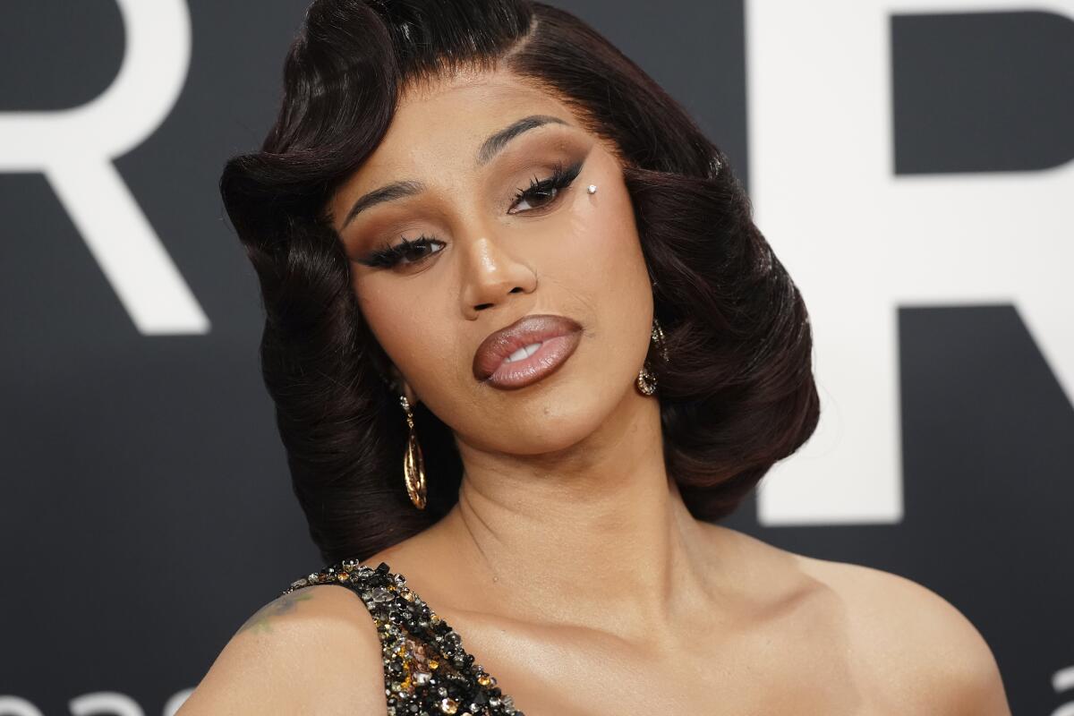 Cardi B visita a su familia paterna en Montecristi en medio de su gira de conciertos