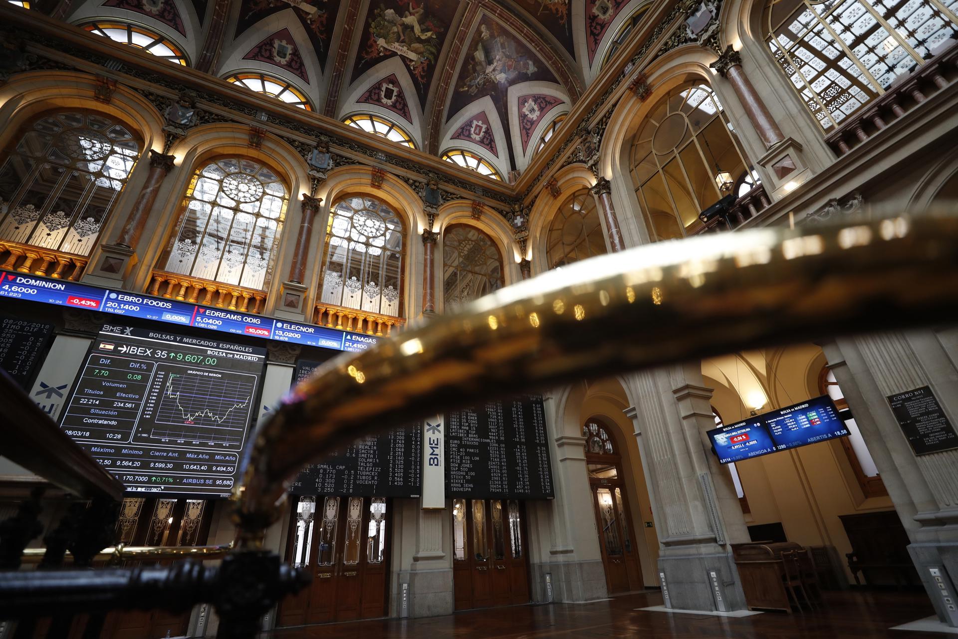 Bolsas europeas suben un 2 % y el crudo cae tras dar Trump la guerra por "casi terminada"