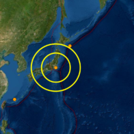 Un terremoto de magnitud 5,0 sacude el este de Japón alcanzando a Tokio Tokio, 1 abr (EFE).- Un terremoto de magnitud 5,0 se produjo este miércoles en el este de Japón, alcanzando a sacudir Tokio, sin que se haya activado la alerta por tsunami ni las autoridades hayan informado de daños materiales, por el momento, según informó la Agencia Meteorológica de Japón (JMA). El sismo tuvo lugar a las 10:06 hora local (1:06 GMT) a unos 50 kilómetros de profundidad y con epicentro en la zona sur de la prefectura de Ibaraki, al noreste de la capital. El sismo alcanzó el nivel 5 en la escala sísmica japonesa de 7 niveles, centrada en medir la agitación en la superficie y el potencial destructivo, en la ciudad de Mooka, en la prefectura de Tochigi, el nivel 4 en varias ciudades de las prefecturas de Ibaraki, Fukushima, Saitama y Chiba, y el nivel 3 en el área metropolitana de Tokio. Los operadores de la centrales nucleares de Fukushima Daiichi y Tokai Daini, ubicada en la prefectura de Ibaraki, afirmaron que hasta el momento no se han reportado anomalías en sus instalaciones, según fueron citados por la cadena local NHK. Japón se asienta sobre el llamado Anillo de Fuego, una de las zonas sísmicas más activas del mundo, y sufre terremotos con relativa frecuencia, por lo que sus infraestructuras están especialmente diseñadas para aguantar los temblores.