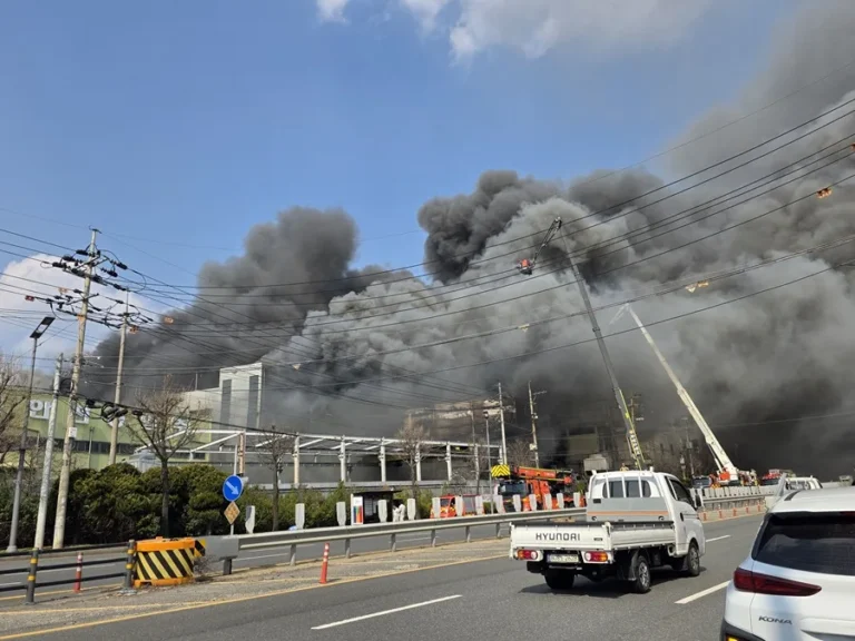 Al menos 11 muertos y 3 desaparecidos tras incendiarse una planta automotriz surcoreana