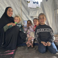 Mujeres viudas de Gaza tratan de salir adelante juntas en un improvisado campamento