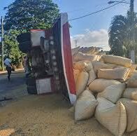 Camión cargado de arroz se vuelca en canal de riego en La Vega; conductor logra salir a tiempo