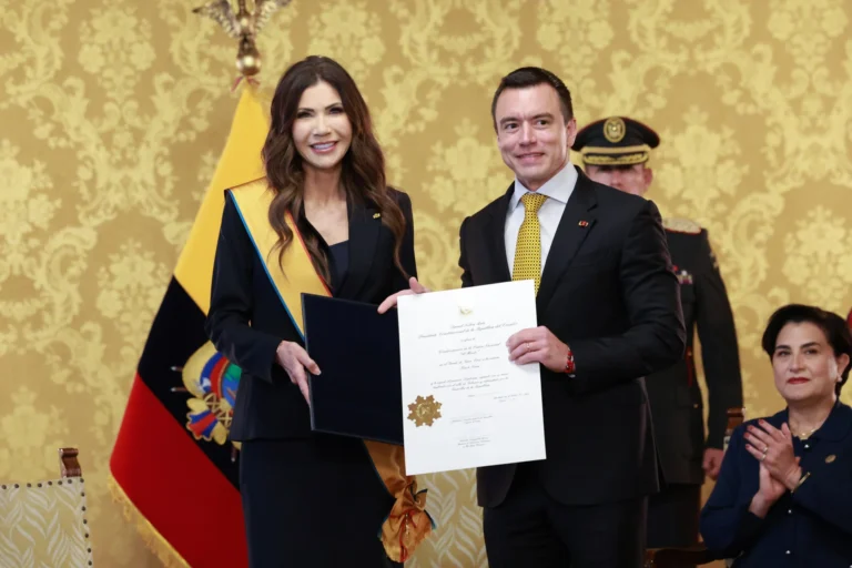 Noboa condecora en Ecuador a Kristi Noem, la exsecretaria de Seguridad Nacional de Trump