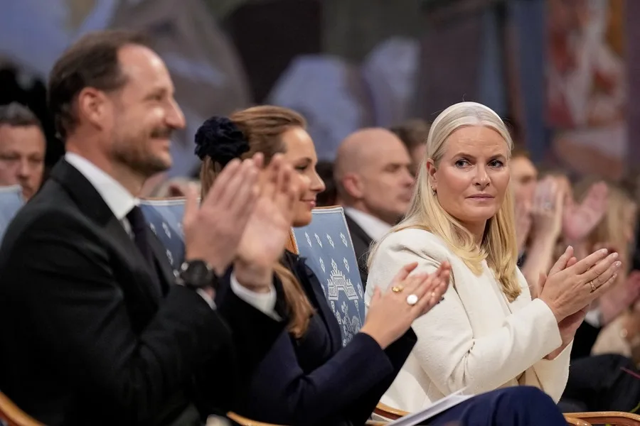 La princesa Mette-Marit de Noruega dice que fue engañada y manipulada por Epstein