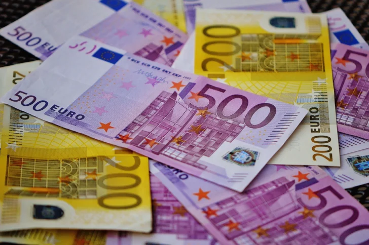 El euro cae por debajo de los 1,16 dólares por aversión al riesgo ante la guerra en Irán