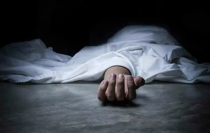 Hombre muere y mujer resulta con graves quemaduras tras descarga eléctrica en Santiago