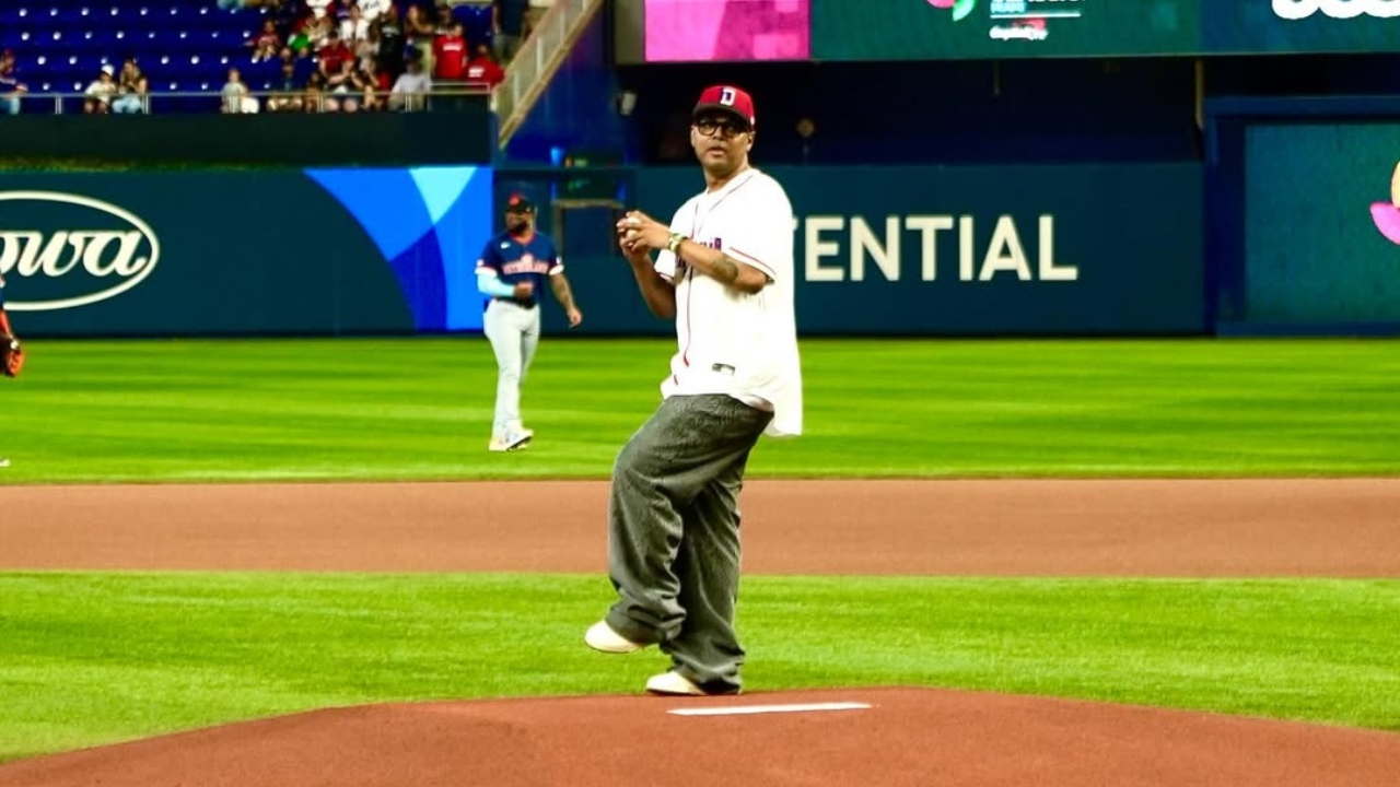 Santiago Matías realiza el lanzamiento de honor en el juego RD vs. Países Bajos del Clásico Mundial de Béisbol 2026