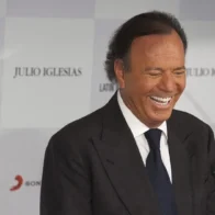 Citados el abogado de Julio Iglesias y la Fiscalía en su pugna por la denuncia al cantante