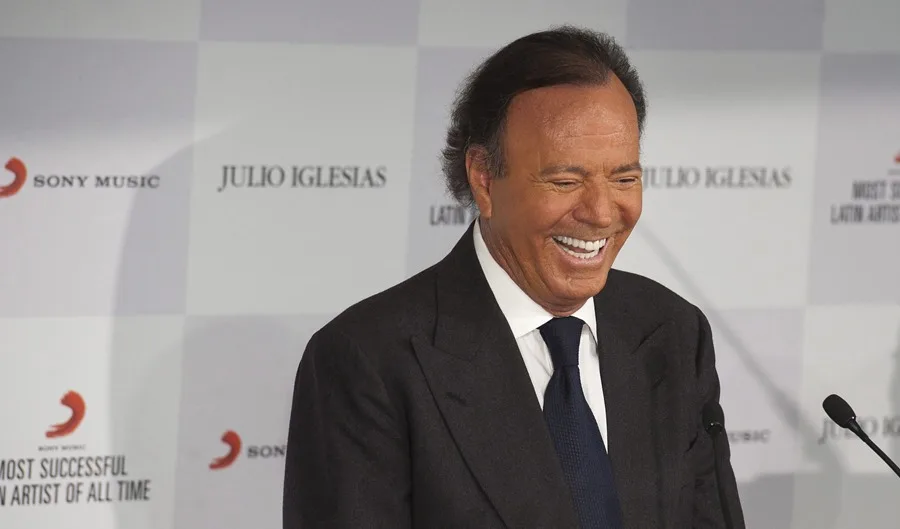 Citados el abogado de Julio Iglesias y la Fiscalía en su pugna por la denuncia al cantante