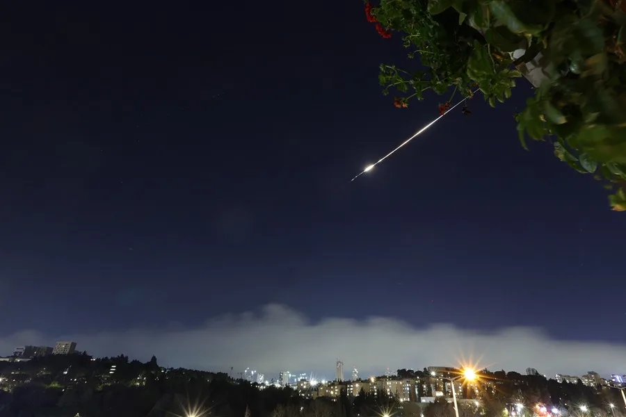 Irán lanza una nueva ola de ataques aéreos contra Tel Aviv y otros territorios