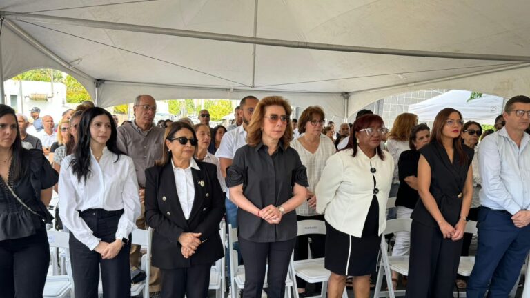 Entre la conmemoración y el luto: Melba Segura de Grullón asiste por primera vez a misa en Jet Set