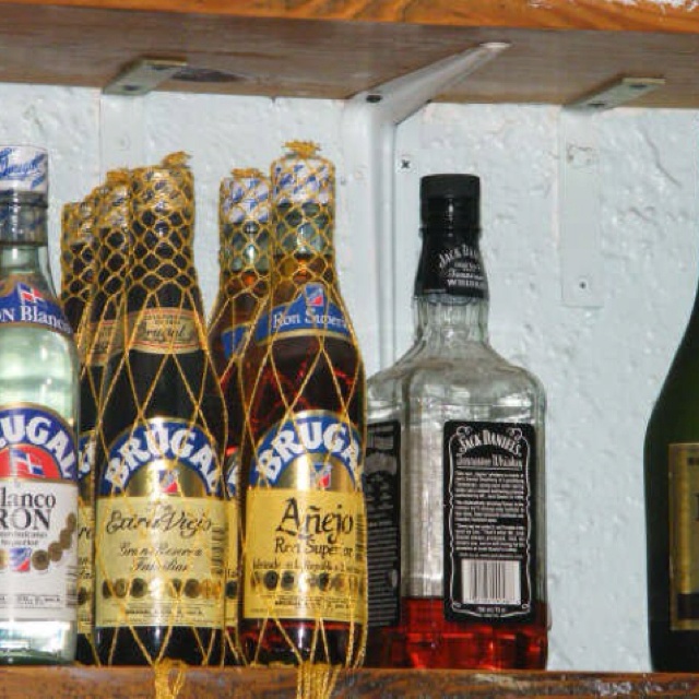 Comerciante es atacado por negarse a fiar una botella de ron en Castañuelas