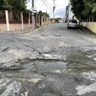Residentes en SDN claman intervención urgente ante colapso cloacal, deterioro de calles y deficiente recogida de basura
