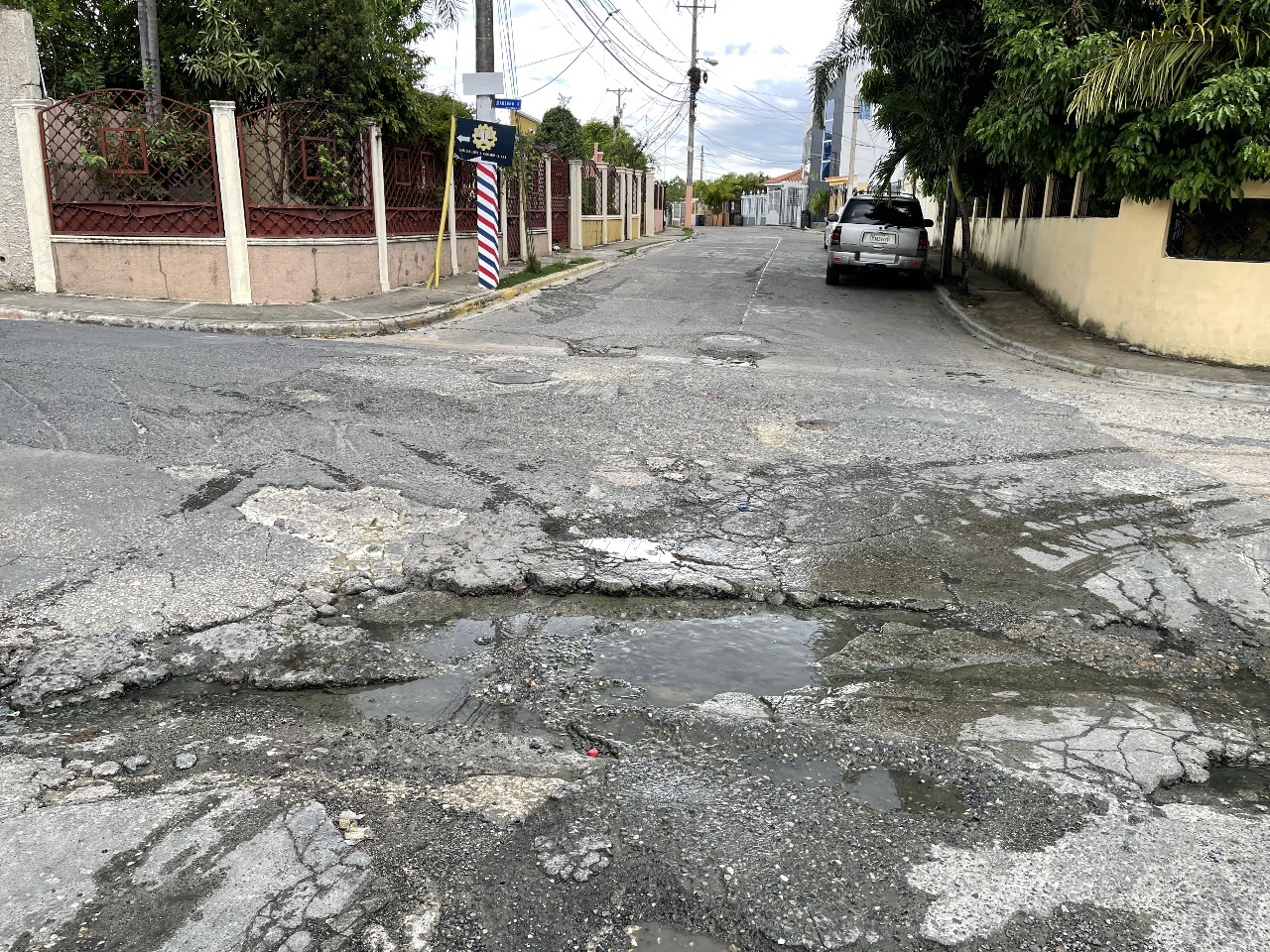 Residentes en SDN claman intervención urgente ante colapso cloacal, deterioro de calles y deficiente recogida de basura