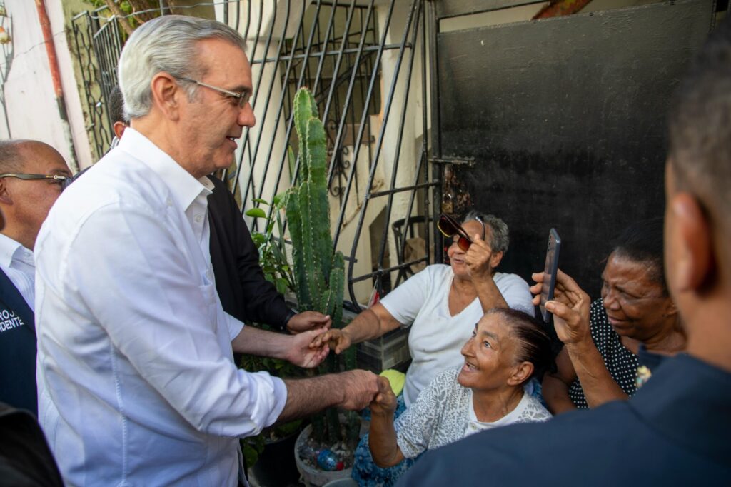 Abinader visita Los Platanitos y ordena solución definitiva a laguna e imbornales 