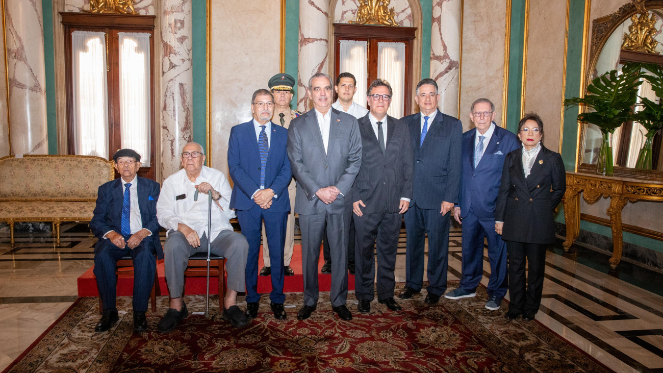 Abinader juramenta comisión para el funcionamiento del Museo Histórico de la Gesta de Abril