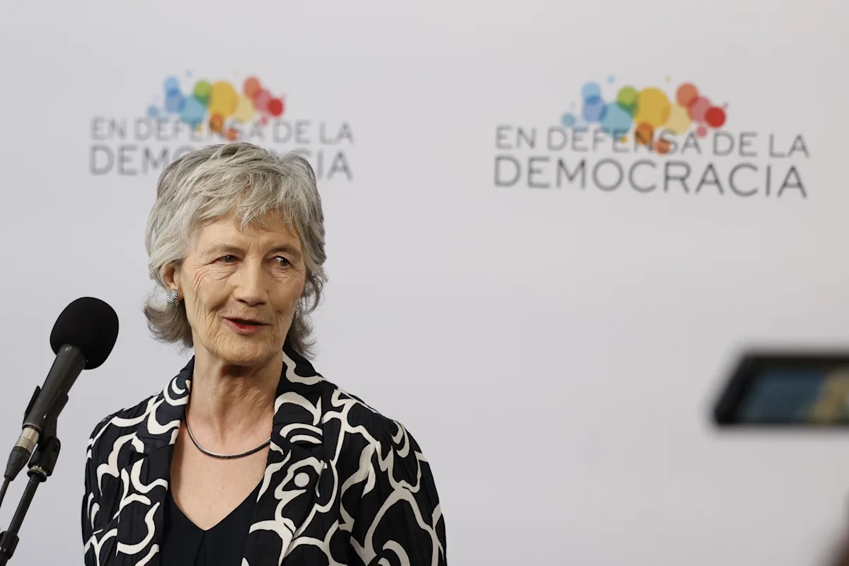 La presidenta de Irlanda llama a "trabajar por la paz" y no normalizar la guerra