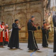 Patriarca latino de Jerusalén celebra el Domingo de Pascua a puerta cerrada en el Sepulcro