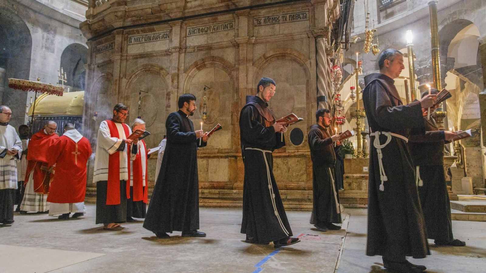 Patriarca latino de Jerusalén celebra el Domingo de Pascua a puerta cerrada en el Sepulcro