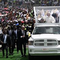 El papa dice que hay "pan para todos" si no se "acapara", en misa multitudinaria en Duala