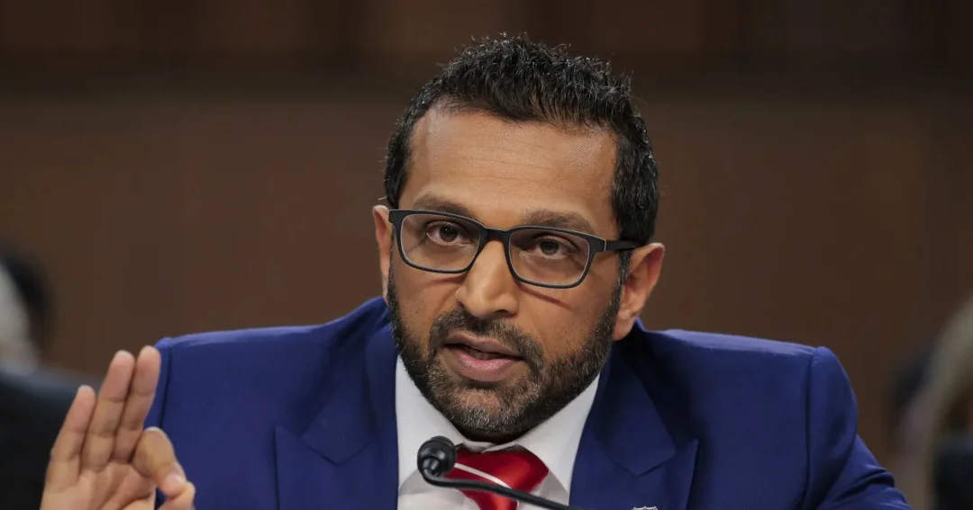 Director del FBI demanda a revista por difamación y reclama US$250 millones