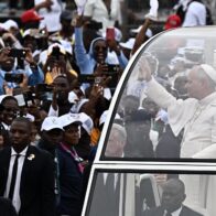 El papa pide que se elimine la lacra de la corrupción en su primera misa en Angola