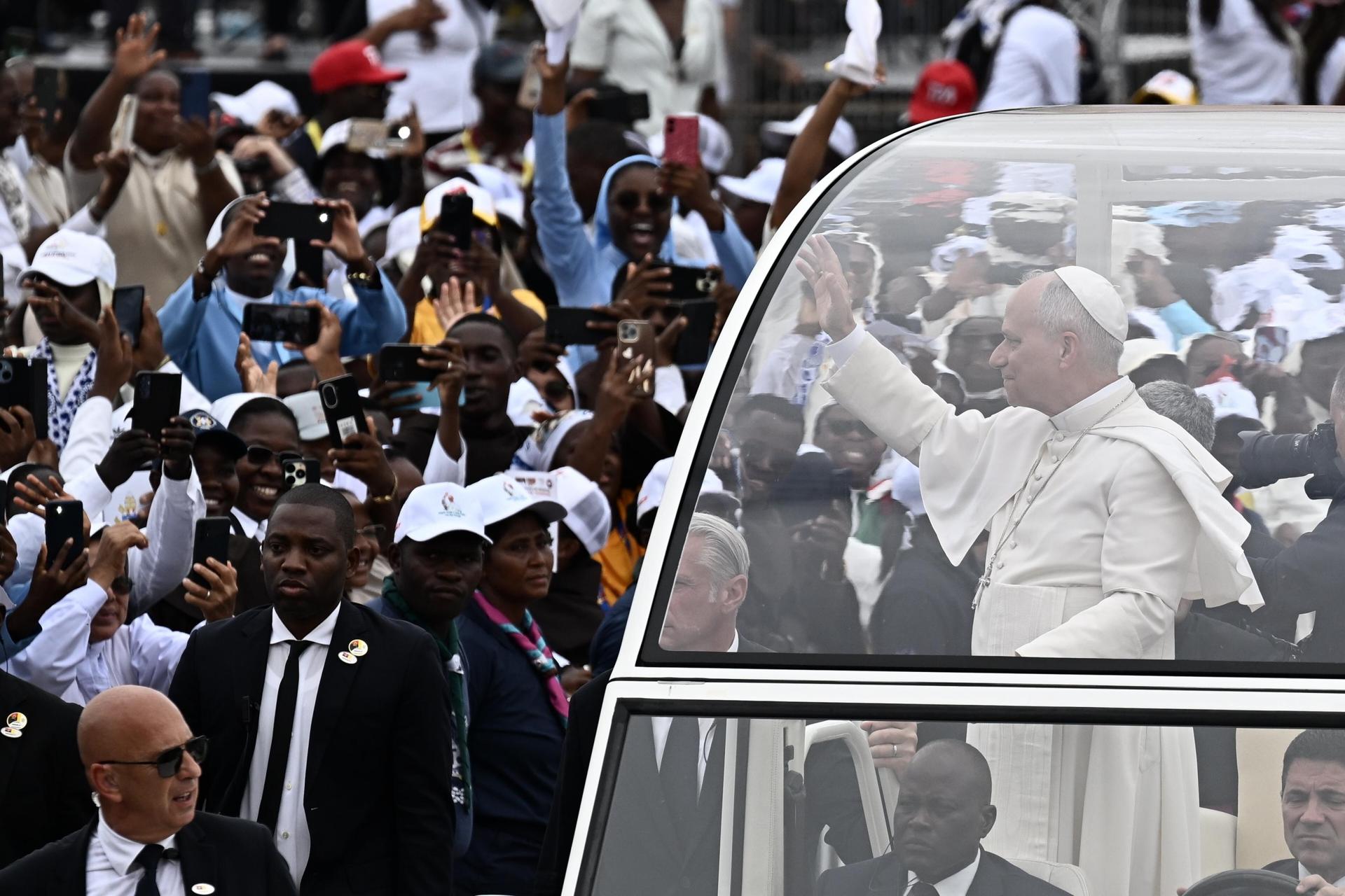 El papa pide que se elimine la lacra de la corrupción en su primera misa en Angola