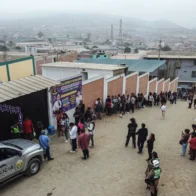 Perú abre un día tarde colegios para 52.000 electores que se quedaron sin votar el domingo