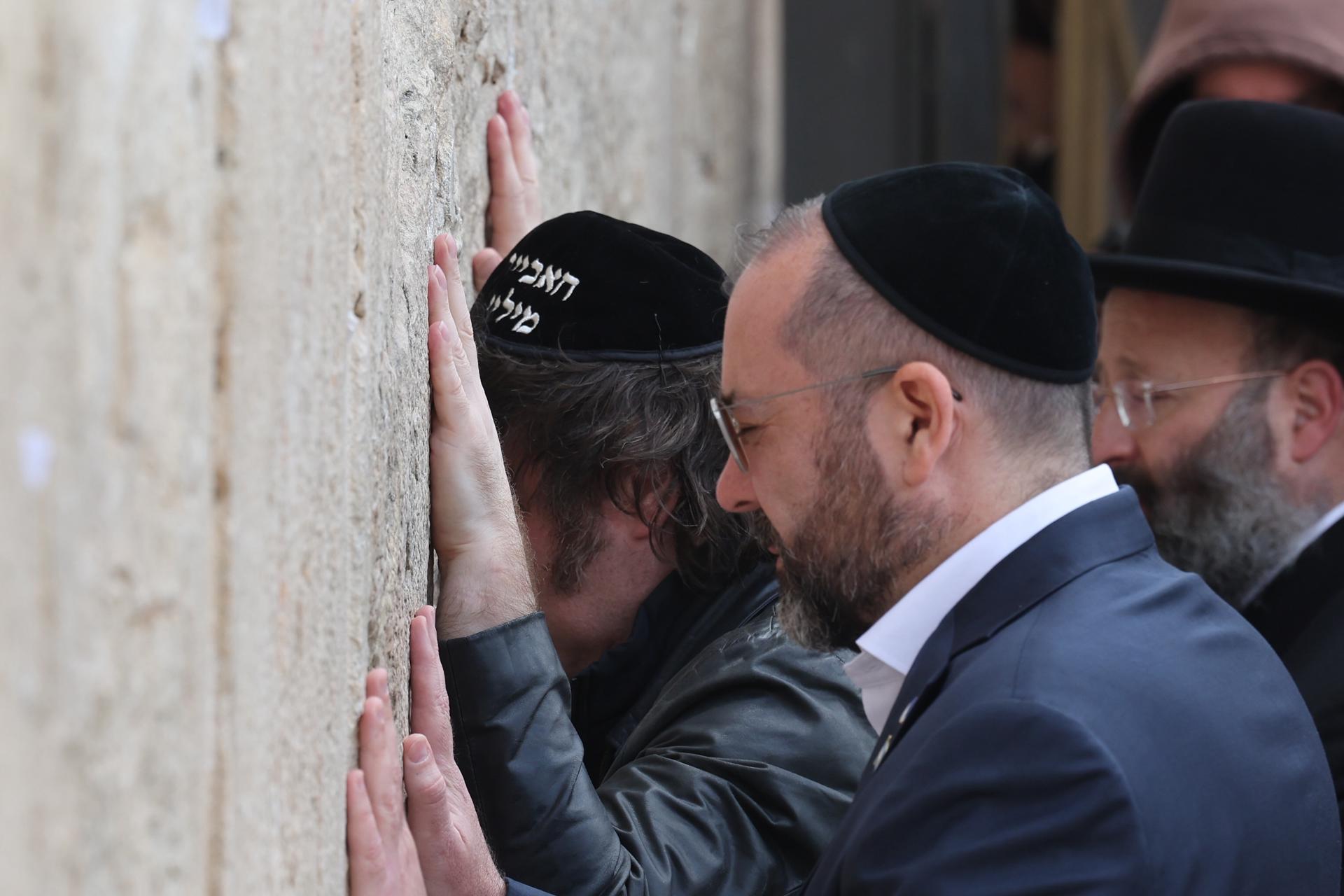 El presidente argentino Javier Milei visita el Muro de las Lamentaciones en Jerusalén