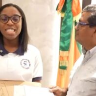 Alcaldía de Los Alcarrizos otorga apoyo económico a joven becada para estudiar en Estados Unidos
