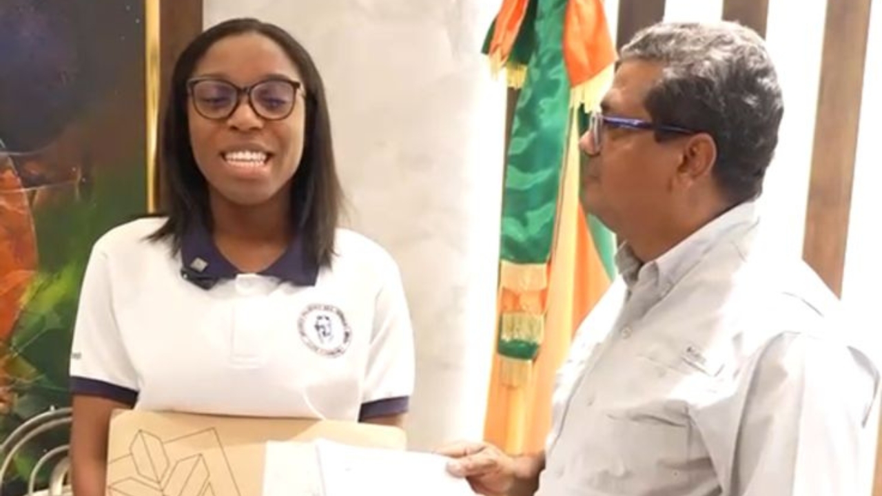 Alcaldía de Los Alcarrizos otorga apoyo económico a joven becada para estudiar en Estados Unidos