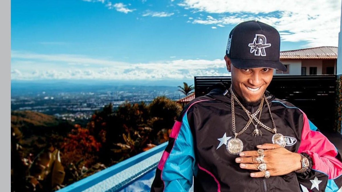 Propietaria de villa en Azua acusa a cantante urbano Ronny Gta de daños, robo y amenazas