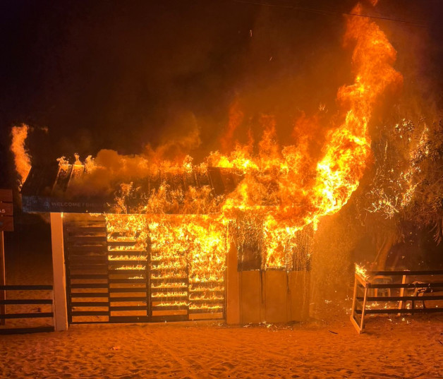 Investigan incendio de caseta en la entrada de Las Dunas de Baní; sospechan acción criminal