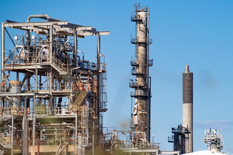 Un incendio en una de las principales refinerías de Australia amenaza el suministro local