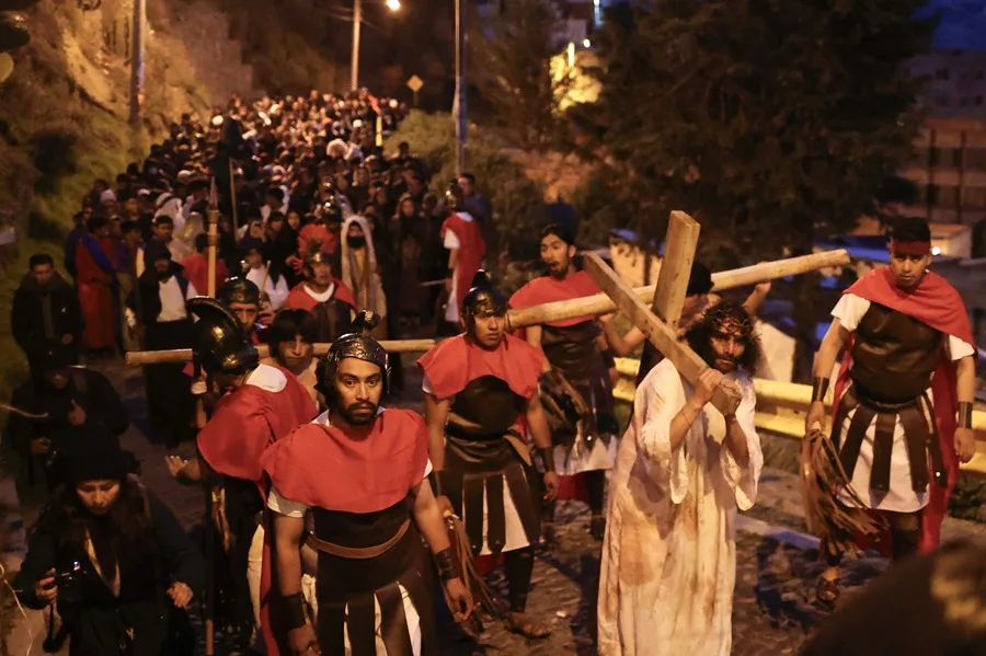 Creyentes en Bolivia conmemoran el Viernes Santo con plegarias por la paz mundial