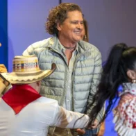 Carlos Vives defiende a los inmigrantes en EE.UU. y reivindica su "orgullo hispano"