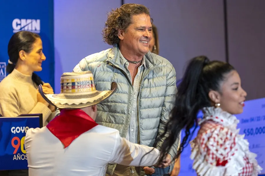 Carlos Vives defiende a los inmigrantes en EE.UU. y reivindica su "orgullo hispano"